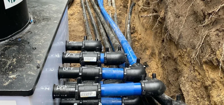 Anschluss der Wasserleitungen im Verteilerkasten