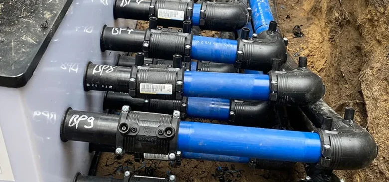 Anschluss der Wasserleitungen im Verteilerkasten